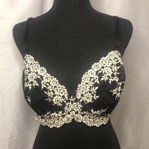 WACOAL black and cream lace and embroidered floral bra. Underwire. Size 40 DD.